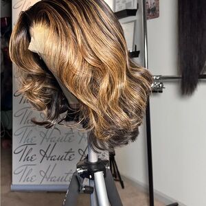 Luxurious Wavy Wig with Brown and Blonde Highlights